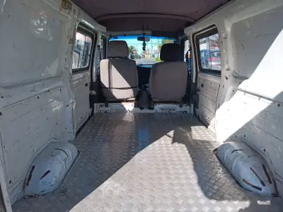 Furgoneta Chevrolet blanca en buen estado - miniatura 6
