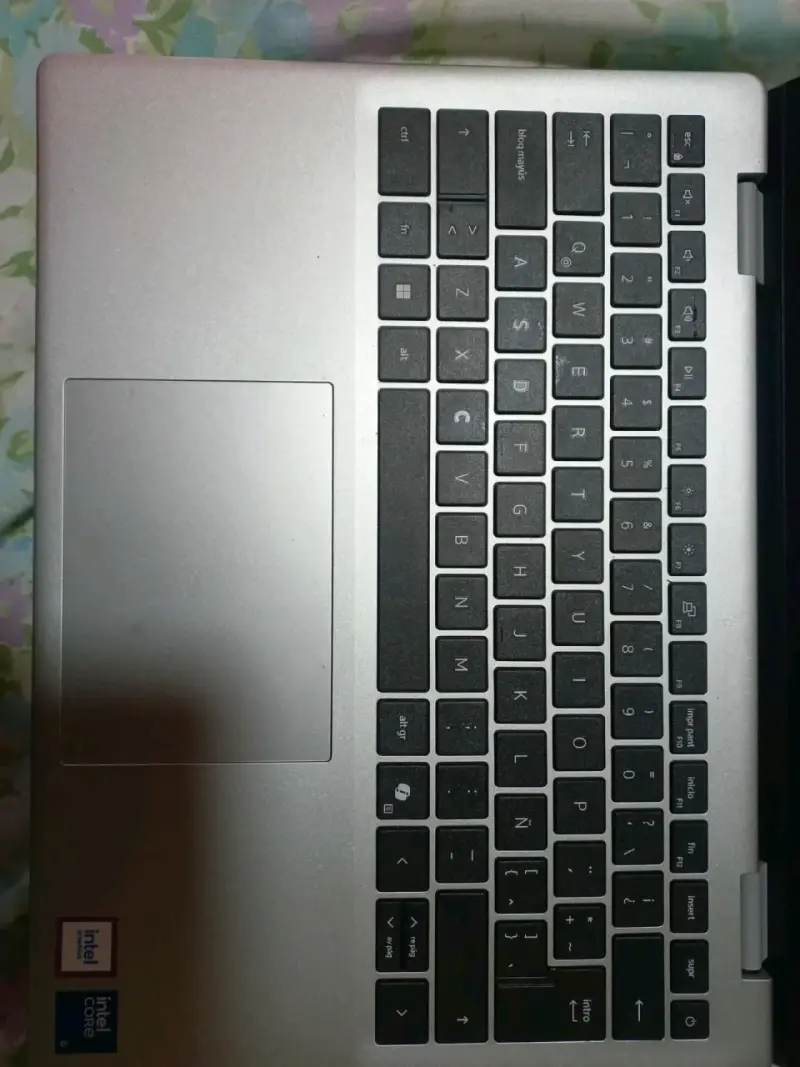 Laptop Dell con Windows 11 Pro - 5
