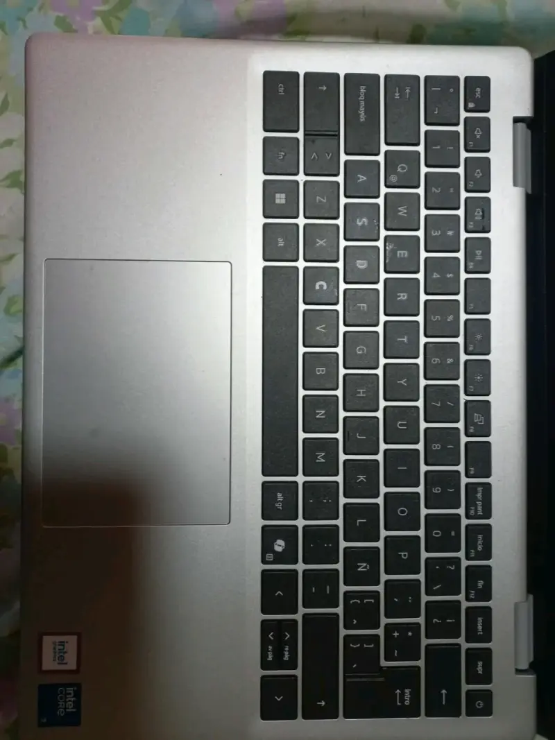 Laptop Dell con Windows 11 Pro - 7