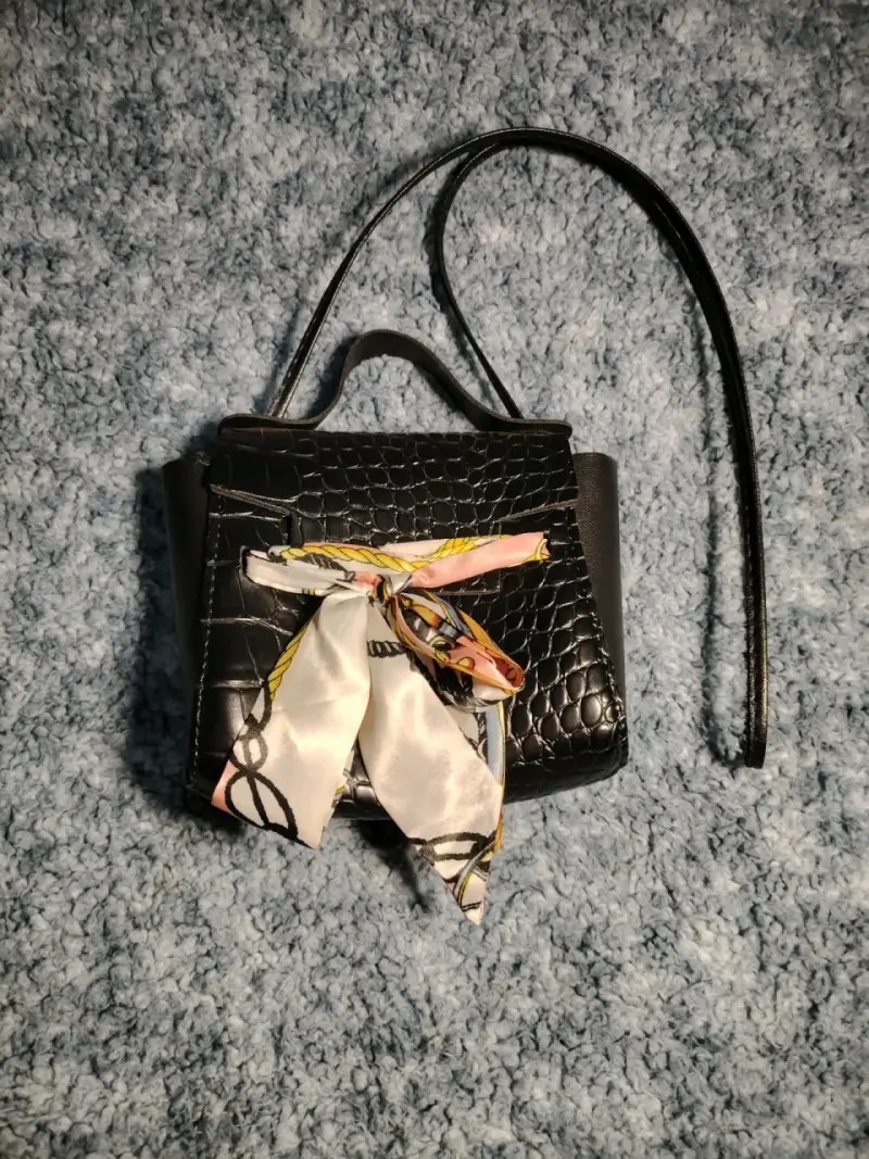Carteras de distintos colores y diseños - 1