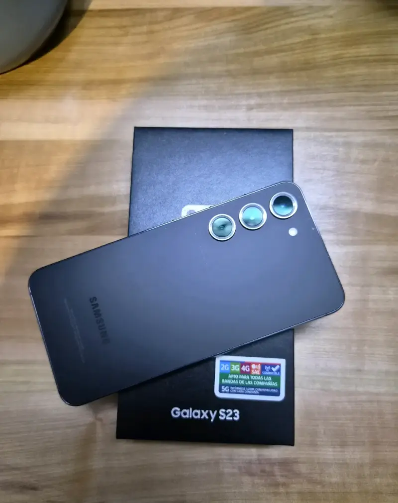 Samsung Galaxy S23 en buen estado con caja - 2