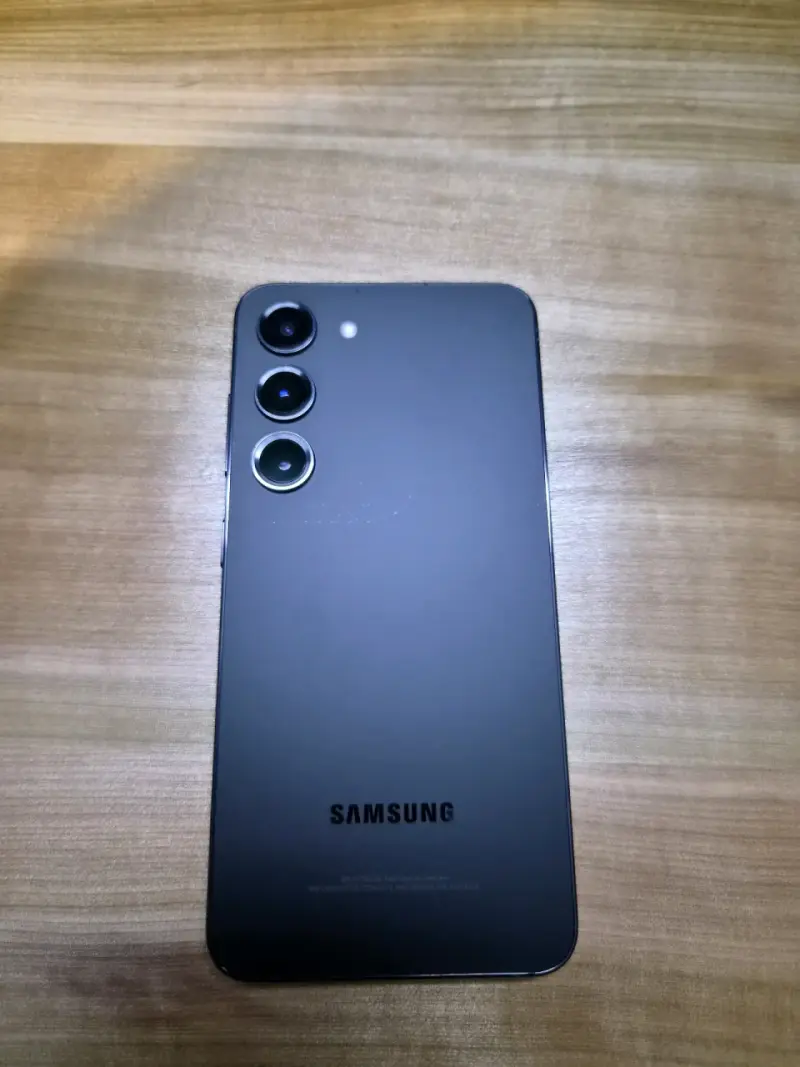 Samsung Galaxy S23 en buen estado con caja - 4