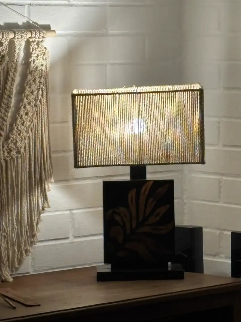 Lámpara de mesa con pantalla tejida decorativa - 1