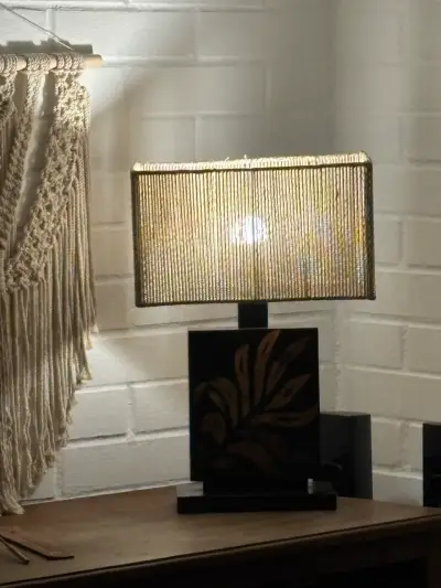 Lámpara de mesa con pantalla tejida decorativa - miniatura 1