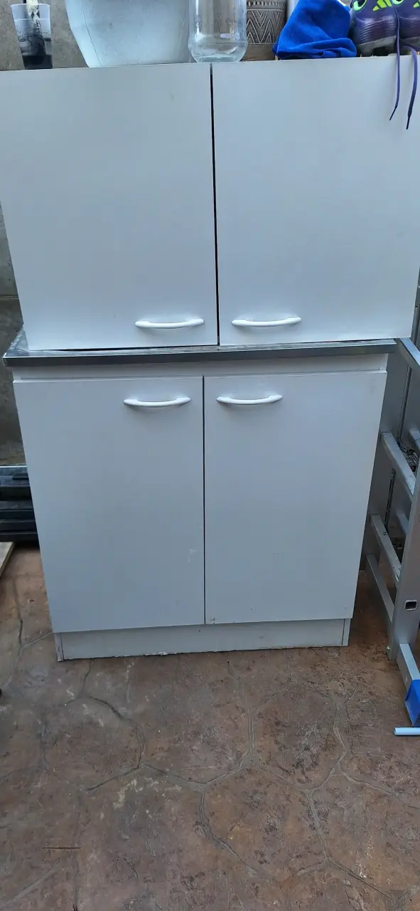 Mueble de cocina blanco con cuatro puertas