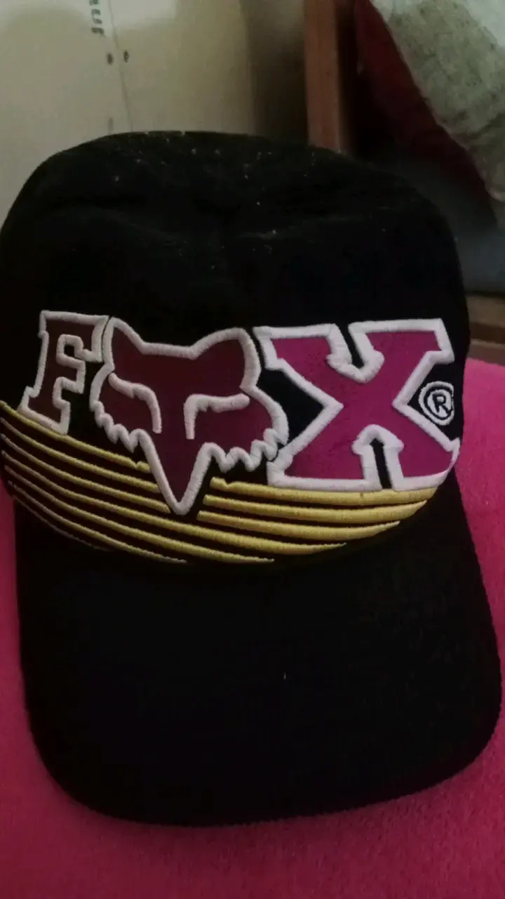 Gorra negra Fox Racing con logo bordado