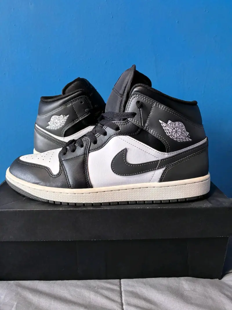 Zapatillas Air Jordan 1 Mid Blanco y Negro - 1