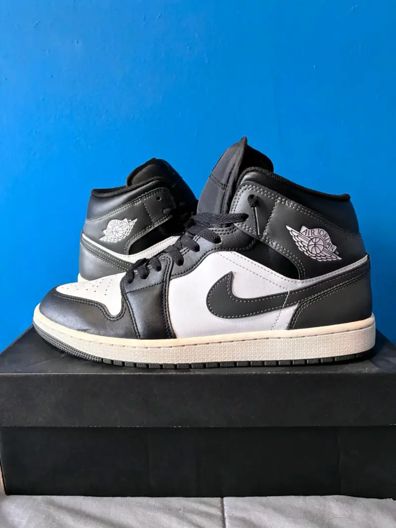 Zapatillas Air Jordan 1 Mid Blanco y Negro - 2