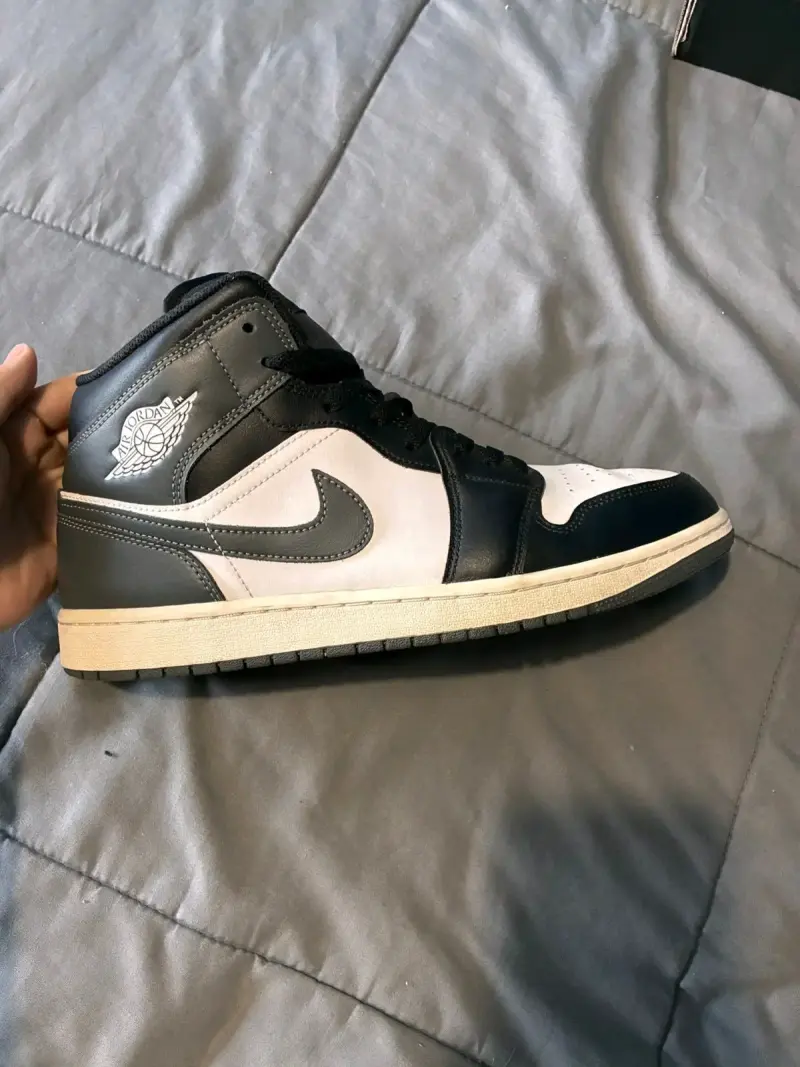 Zapatillas Air Jordan 1 Mid Blanco y Negro - 3