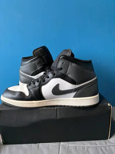 Zapatillas Air Jordan 1 Mid Blanco y Negro - miniatura 4