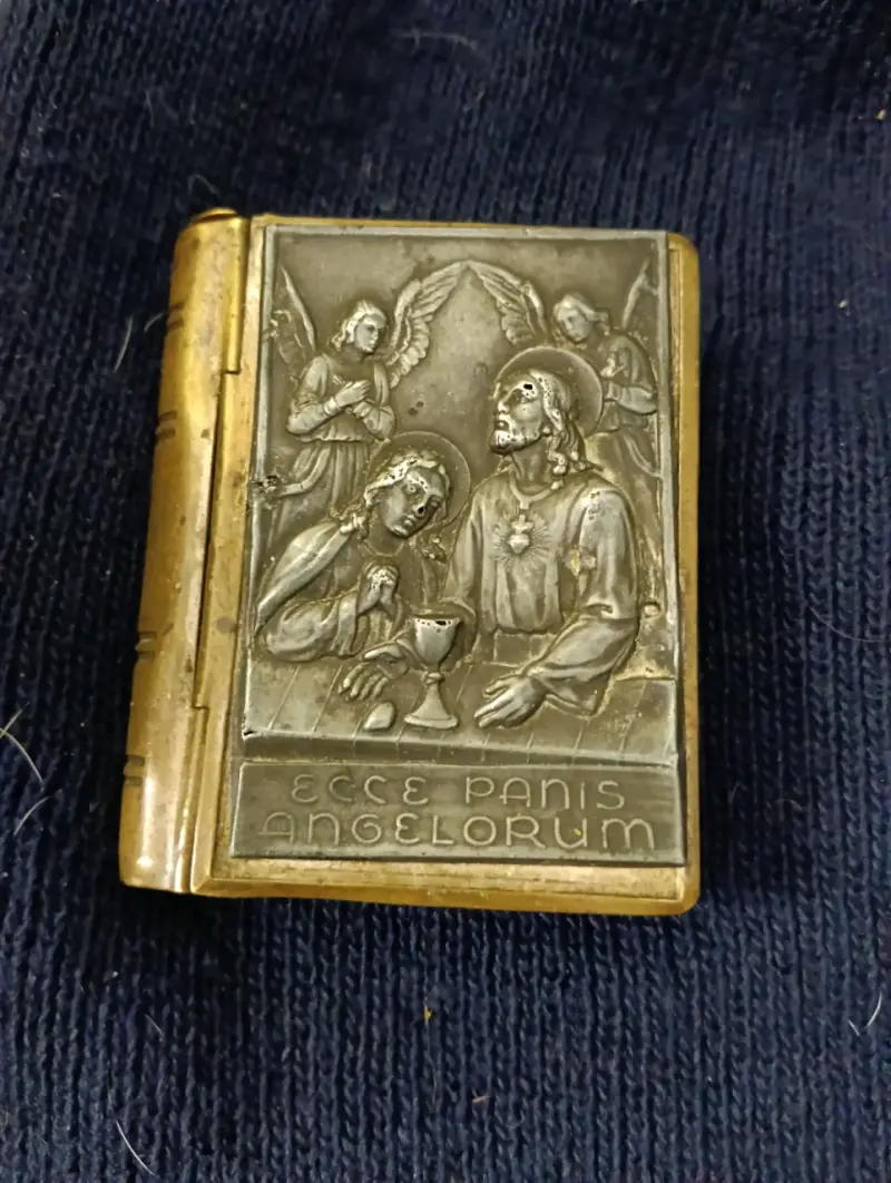 Caja relicario antigua de metal con grabado religioso - 1