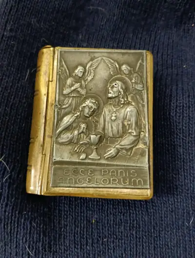 Caja relicario antigua de metal con grabado religioso - miniatura 1