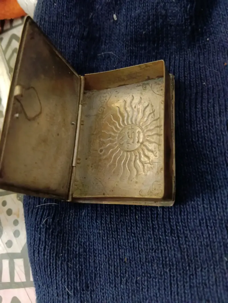 Caja relicario antigua de metal con grabado religioso - 2