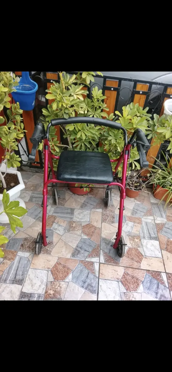 Andador plegable rojo con asiento