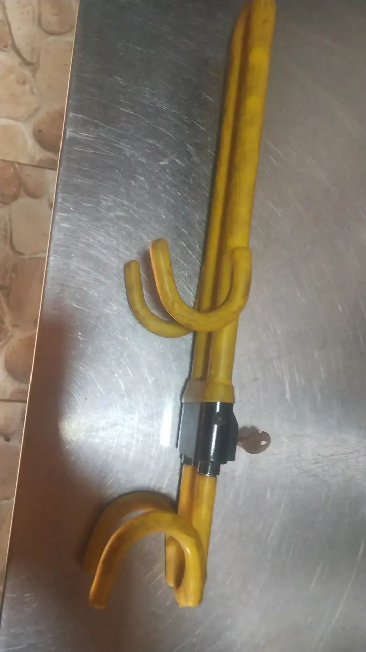 Traba de volante amarilla para auto