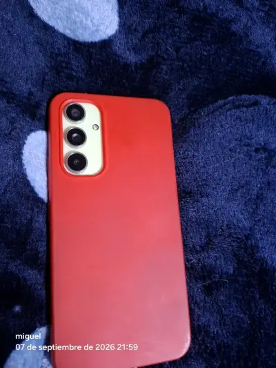 Samsung Galaxy A54 5G con funda roja - miniatura 1