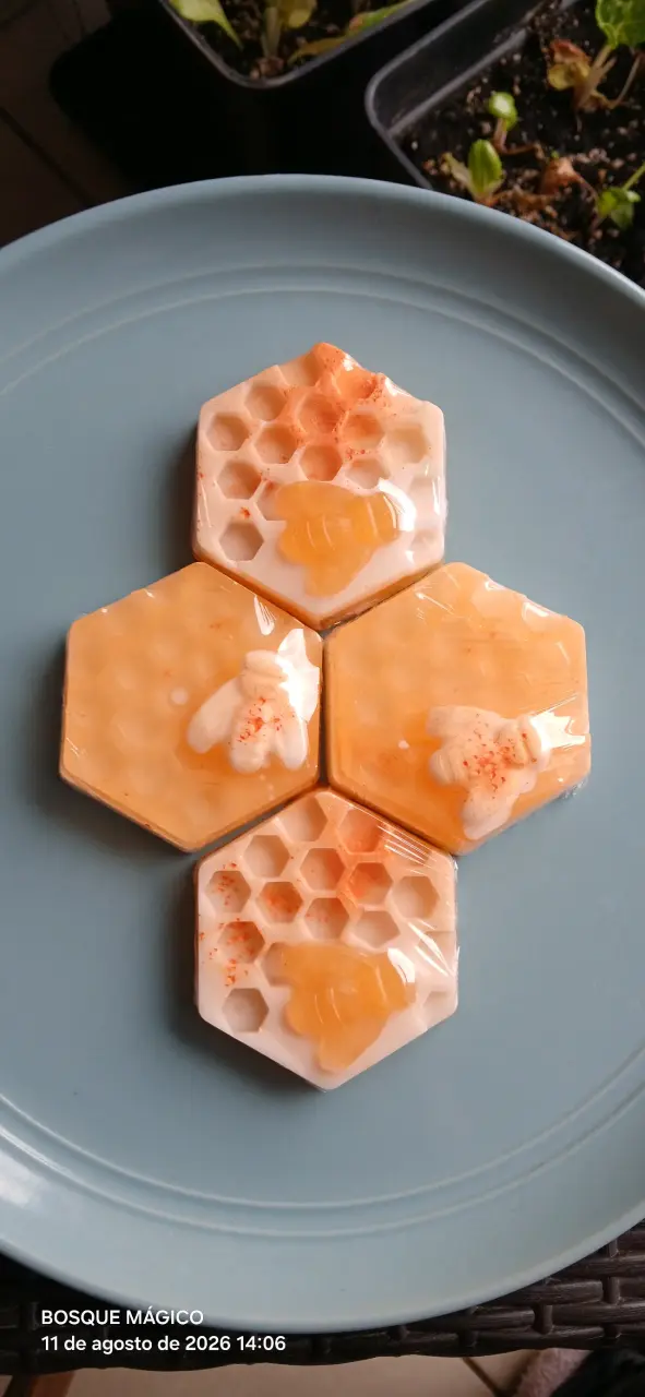 Jabones artesanales en forma de panal de abeja