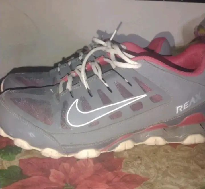 Zapatillas deportivas Nike Reax gris y rojo