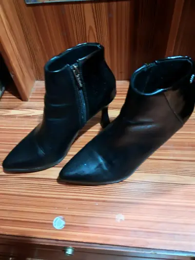 Botines de cuero negro con tacón para mujer - miniatura 1