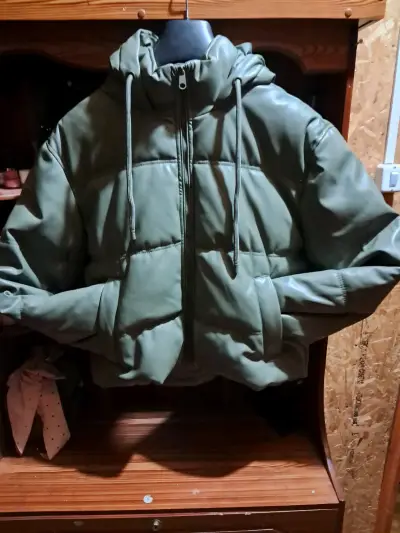 Chaqueta acolchada verde con capucha - miniatura 1