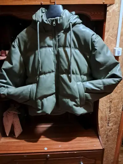 Chaqueta acolchada verde con capucha - miniatura 3