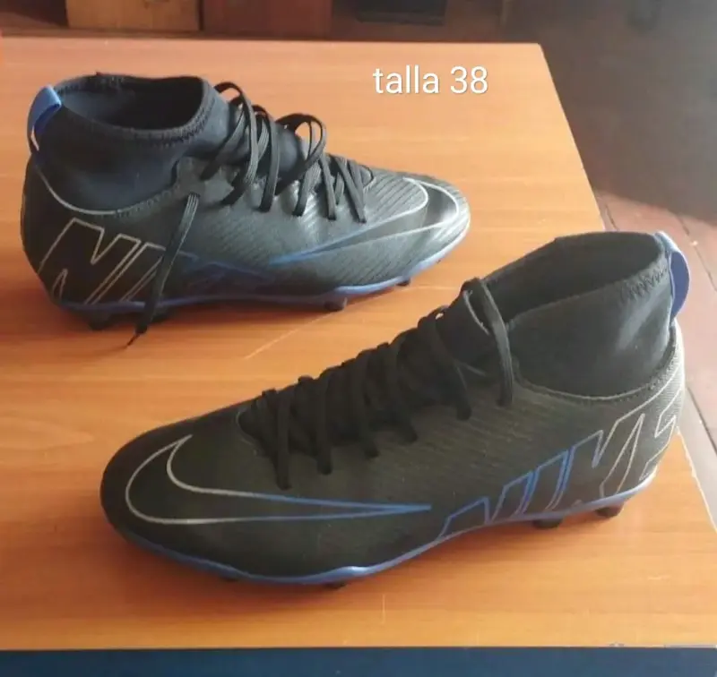 Botines de fútbol Nike talla 38