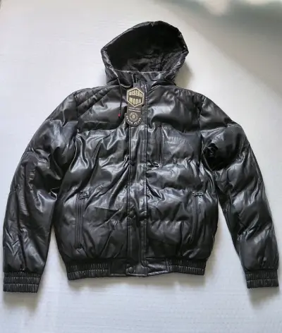 Chaqueta de cuero sintético negra con capucha - miniatura 1