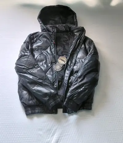 Chaqueta de cuero sintético negra con capucha - miniatura 2