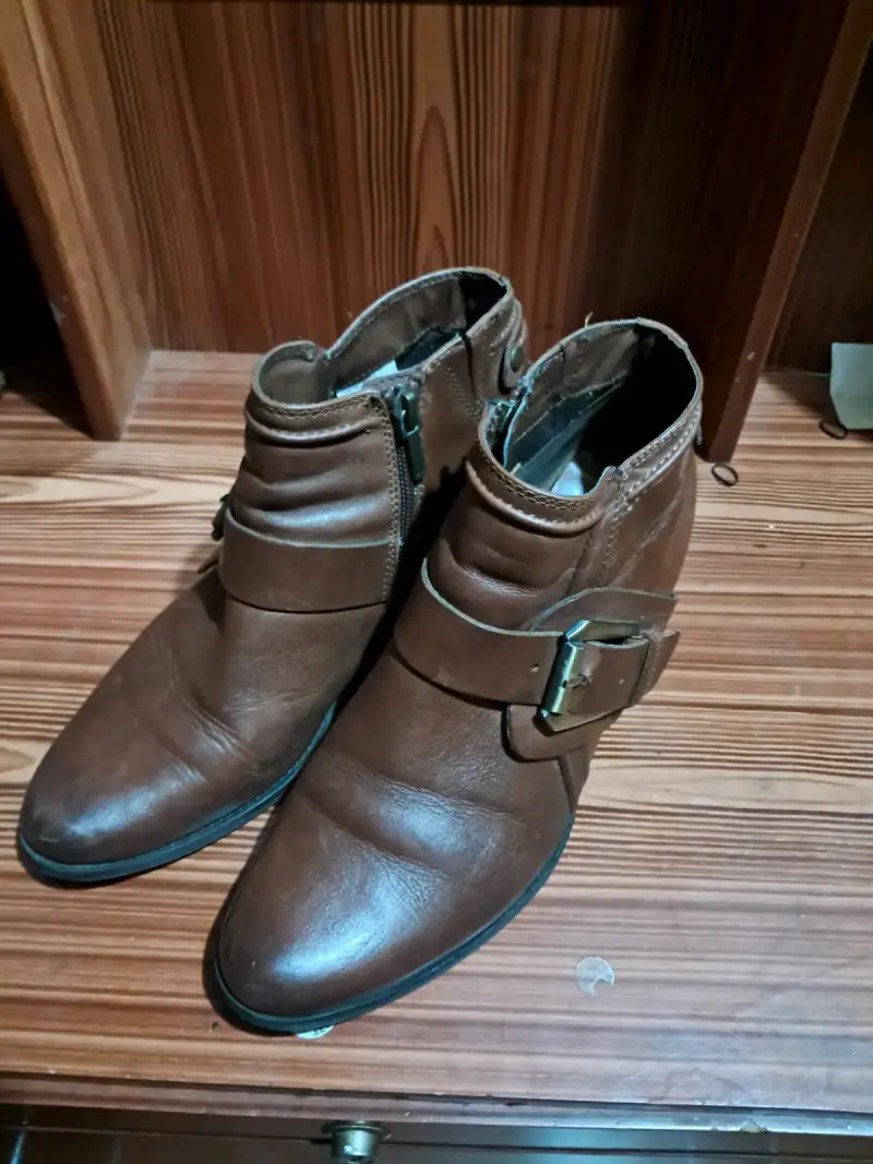 Botines de cuero marrón con hebilla lateral - 1