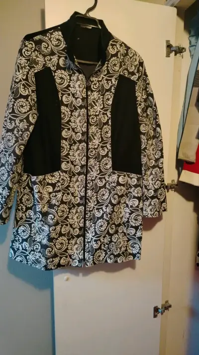 Abrigo estampado blanco y negro para mujer - miniatura 1