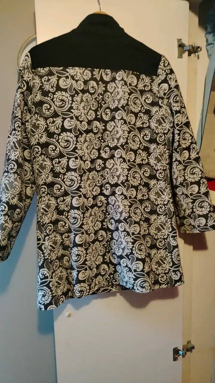 Abrigo estampado blanco y negro para mujer - 2