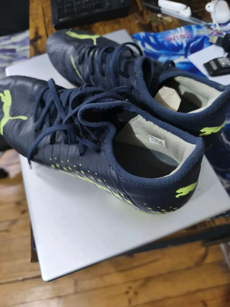 Zapatillas de fútbol Puma azul con detalles verde