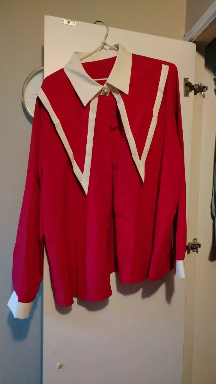 Camisa roja con detalles blancos estilo vintage - 1