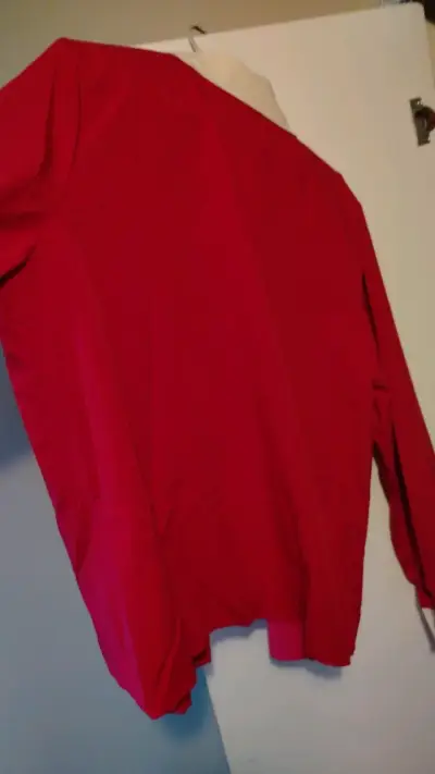 Camisa roja con detalles blancos estilo vintage - miniatura 2