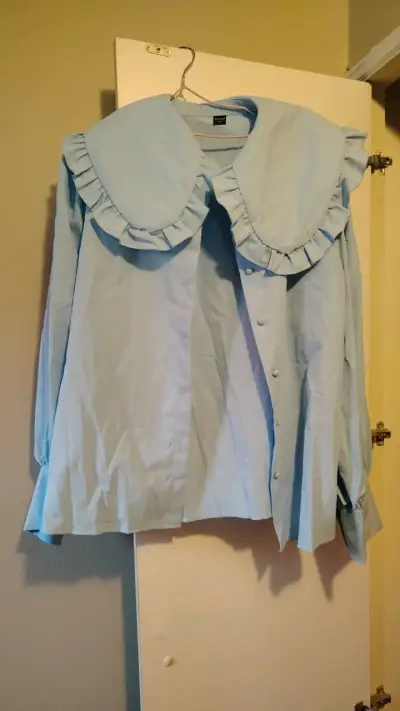 Blusa azul con cuello grande y volantes - miniatura 1