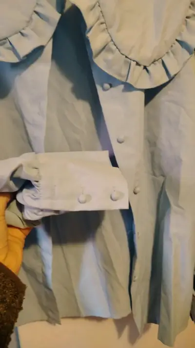 Blusa azul con cuello grande y volantes - miniatura 2
