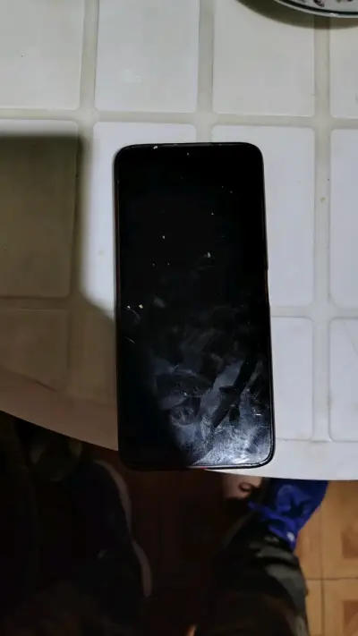 Smartphone con triple cámara trasera - miniatura 1