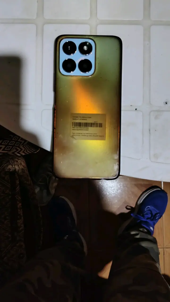 Smartphone con triple cámara trasera - 2