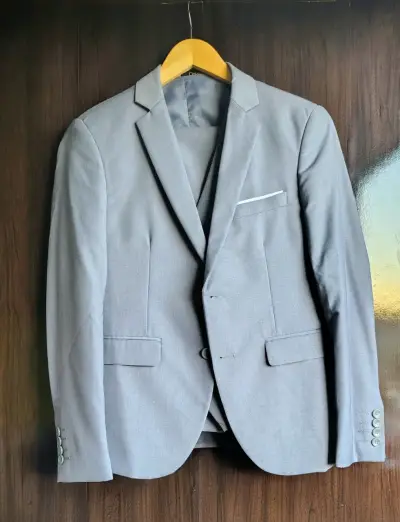 Traje gris claro para hombre con chaleco - miniatura 1