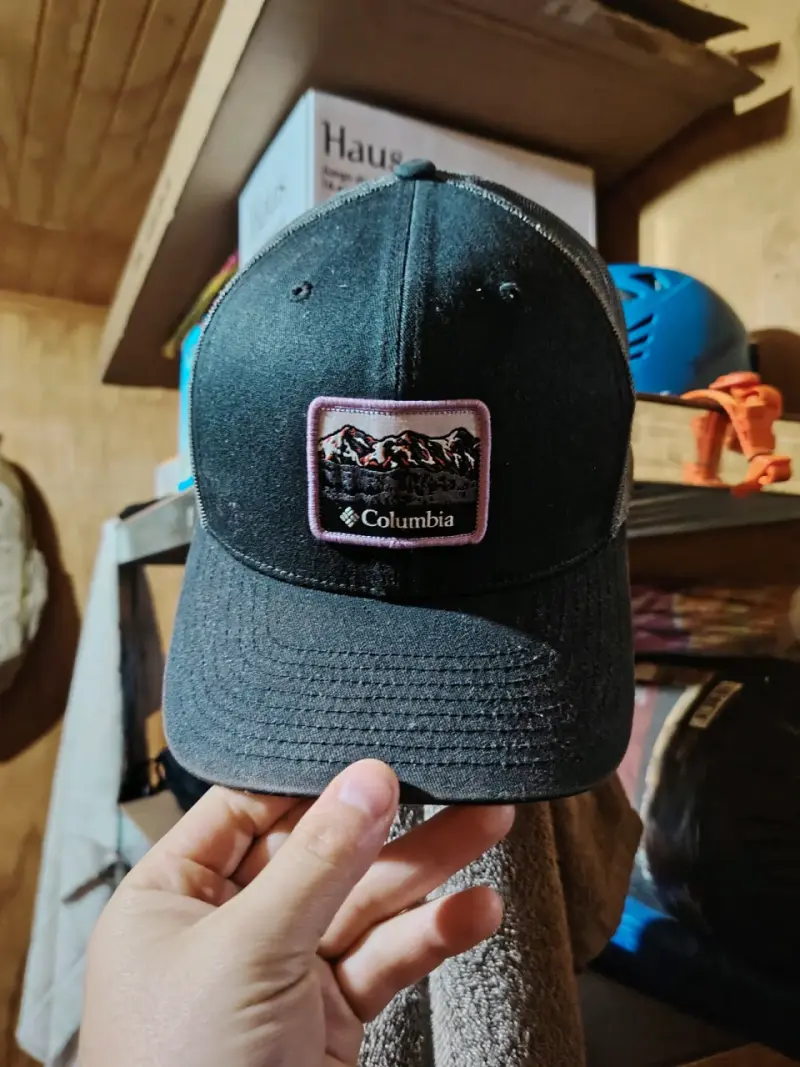 Gorra negra Columbia con diseño de montaña - 1