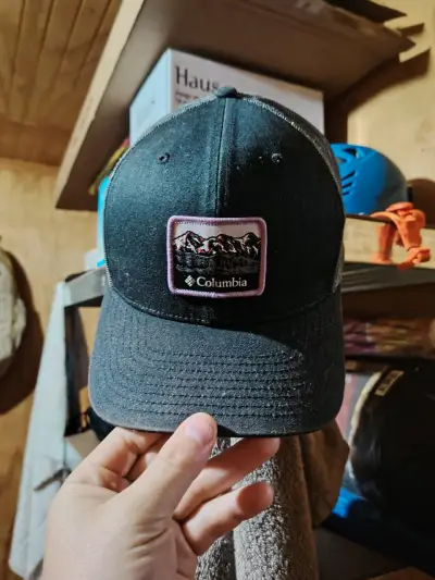 Gorra negra Columbia con diseño de montaña - miniatura 1