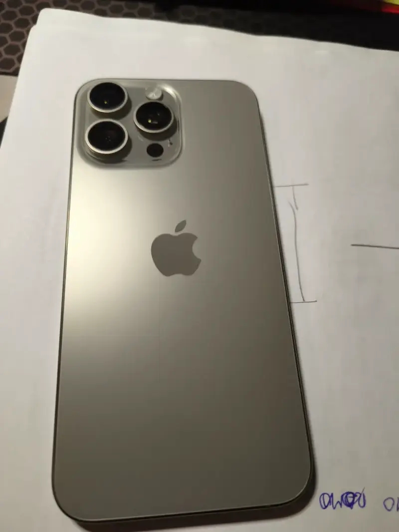 iPhone 15 Pro Max color Plata como nuevo - 4