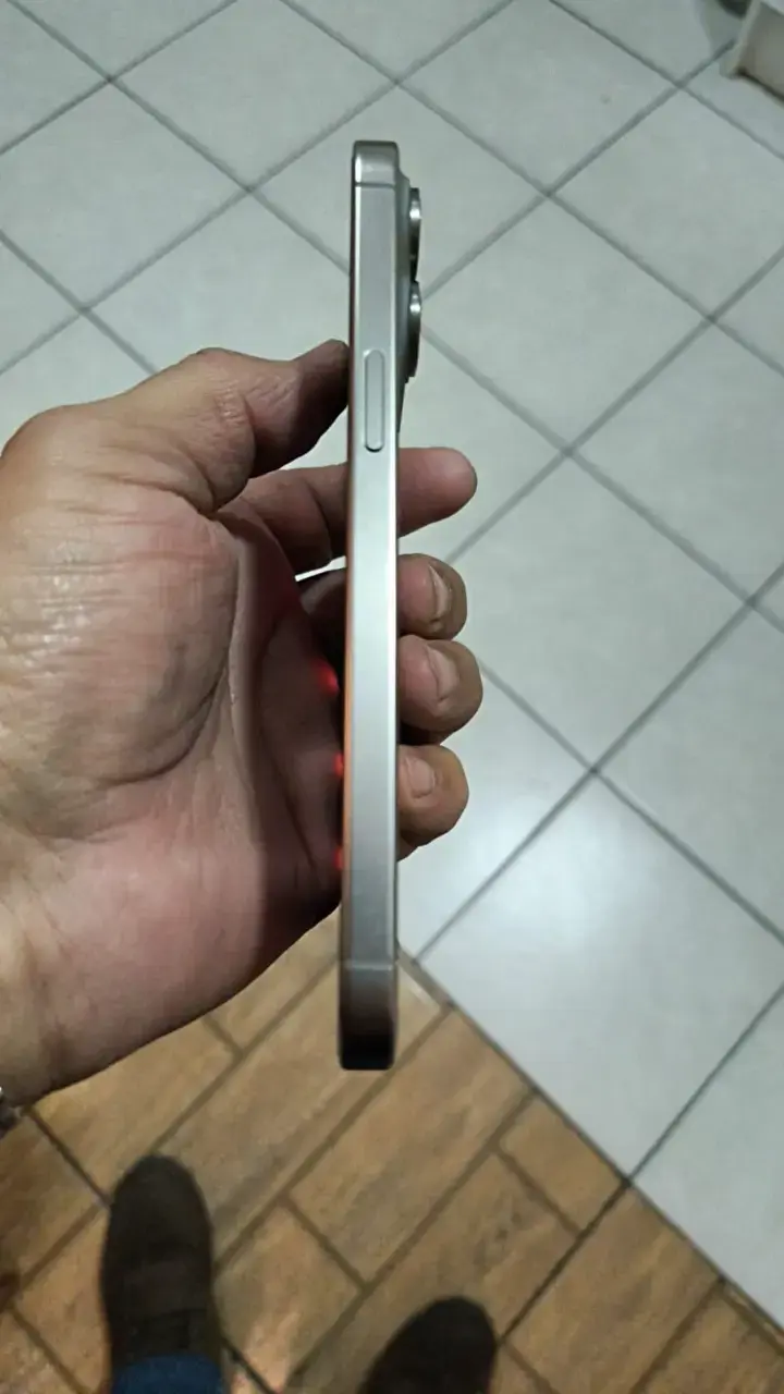 iPhone 15 Pro Max color Plata como nuevo - 6