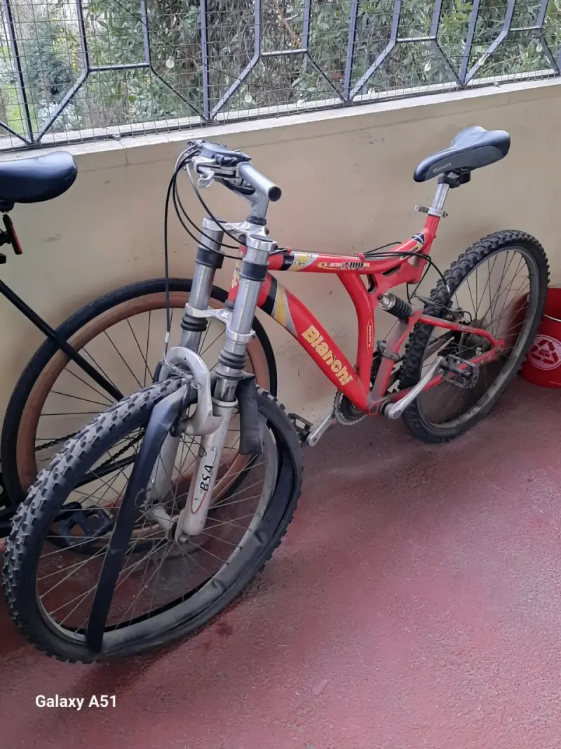 Bicicleta de montaña Bianchi roja con suspensión - 1