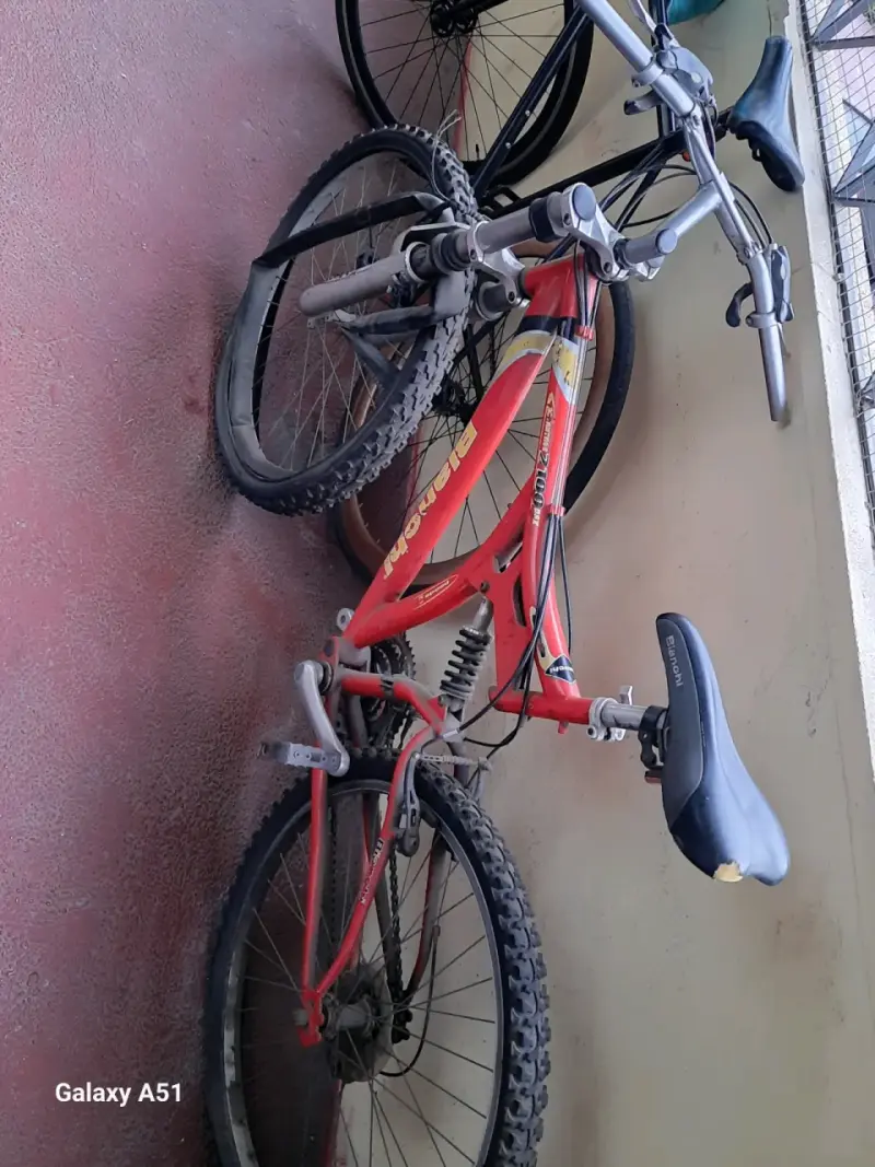 Bicicleta de montaña Bianchi roja con suspensión - 2