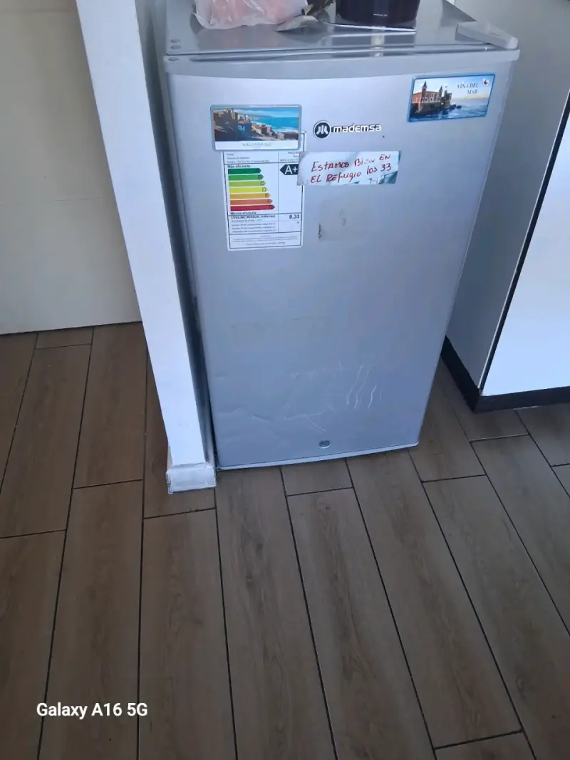Refrigerador Indurama compacto en buen estado - 3