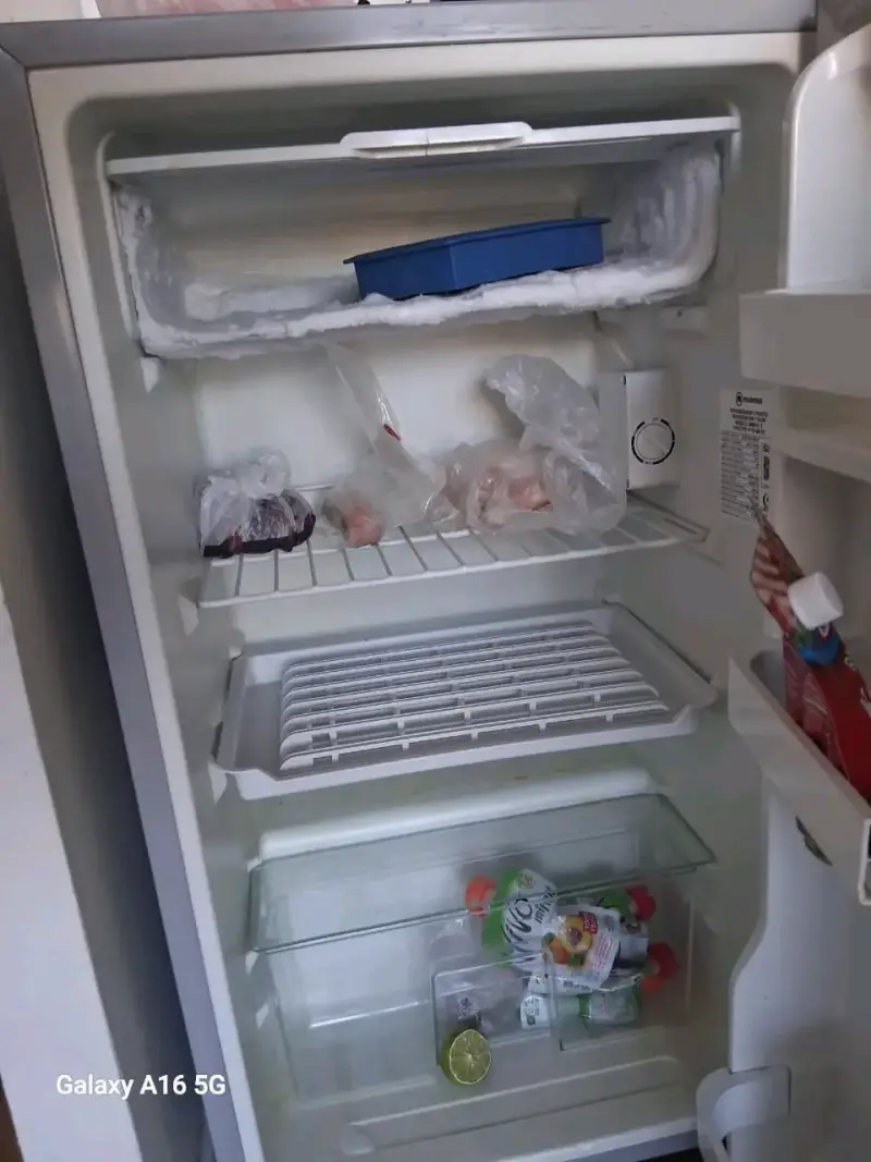Refrigerador Indurama compacto en buen estado - 4