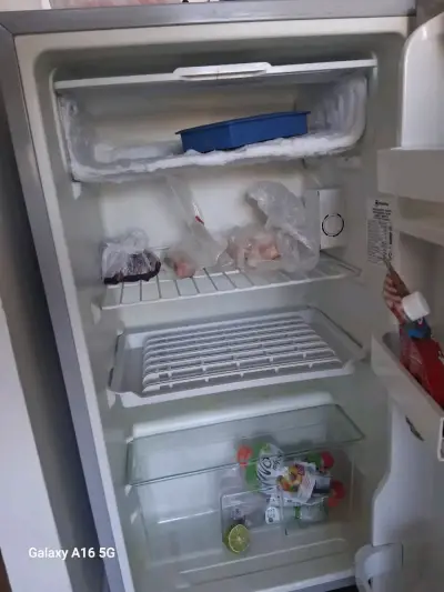 Refrigerador Indurama compacto en buen estado - miniatura 4