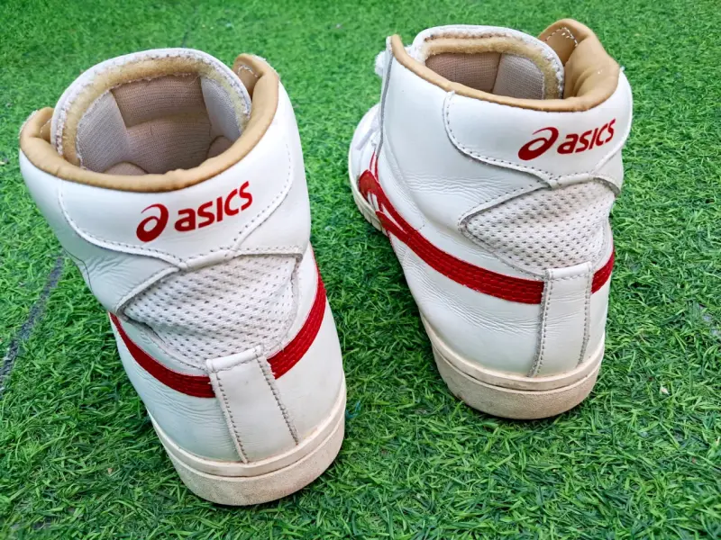 Zapatillas deportivas Asics blancas con detalles rojos - 5