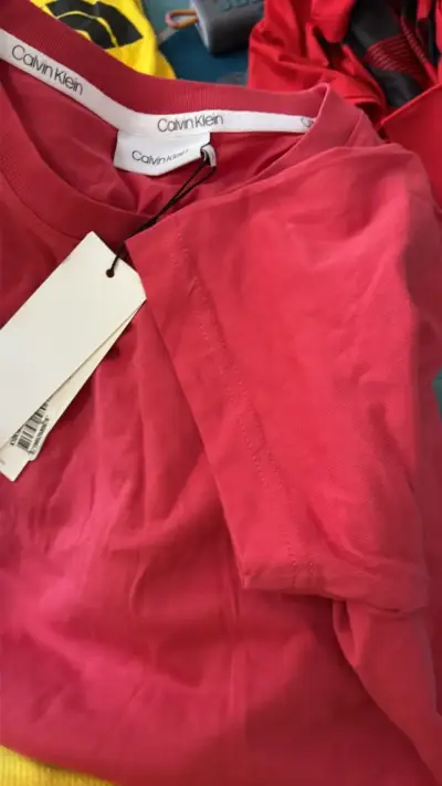 Polera Calvin Klein roja de algodón orgánico - miniatura 3